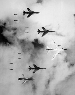 US-amerikanischer Luftangriff durch F-105 Jagdbomber am 4. Juni 1966