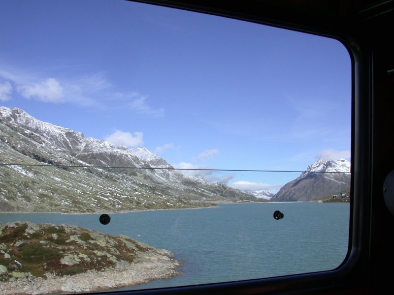 Wie im Film gleitet der Lago Bianco auf dem Berninapass