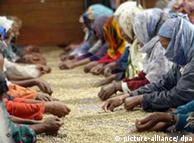 Äthiopierinnen sortieren Kaffeebohnen, Quelle: dpa
