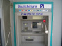 Der Postillon: Deutsche Bank stellt Geldautomaten mit 