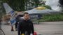 F-16 Kampfjets: Wolodymyr Selenskyj stellt neue Flugzeuge vor - DER SPIEGEL