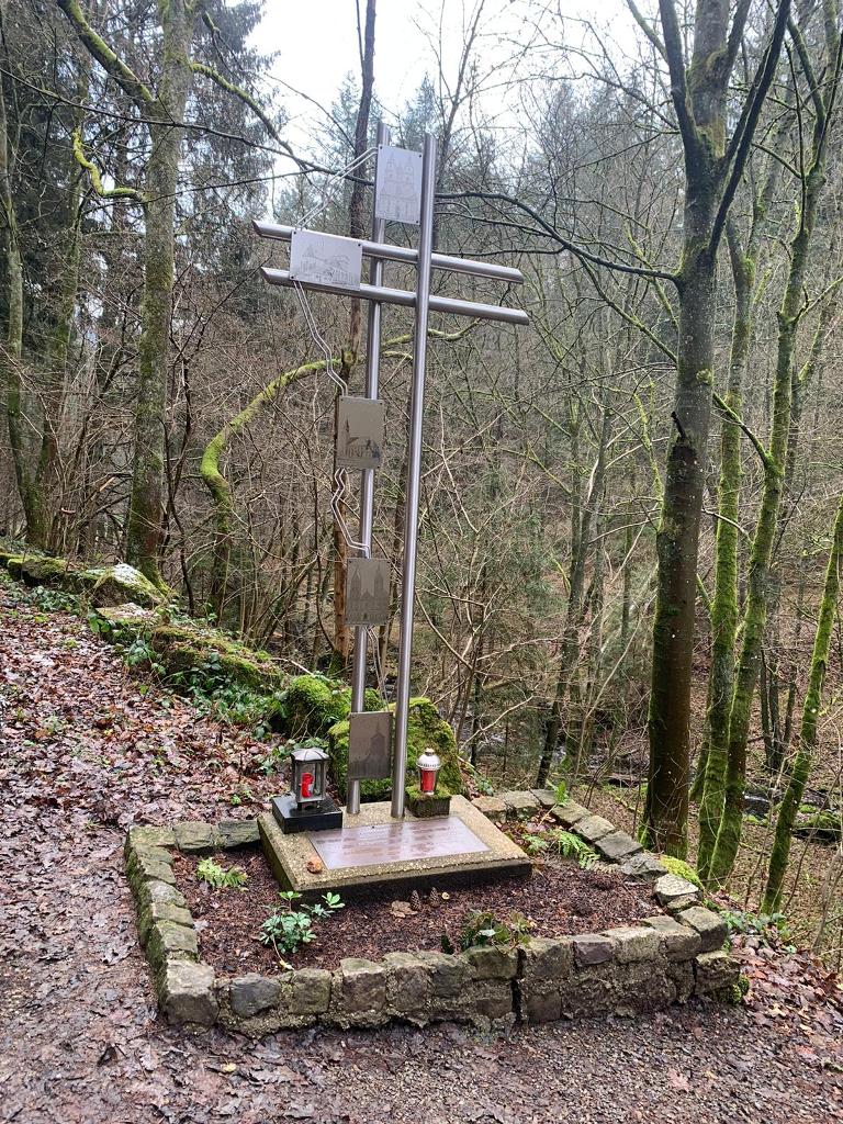 kreuz_im_wald.jpg