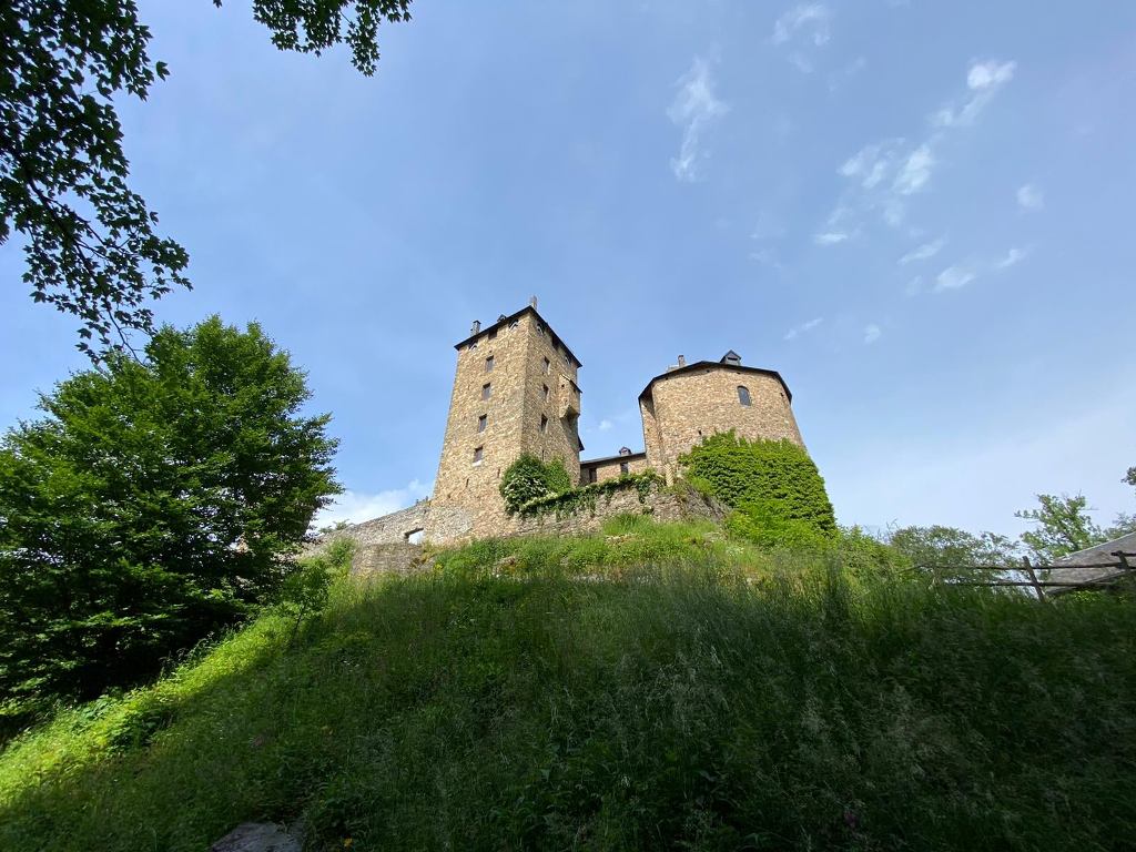 burg_von_unten.jpg