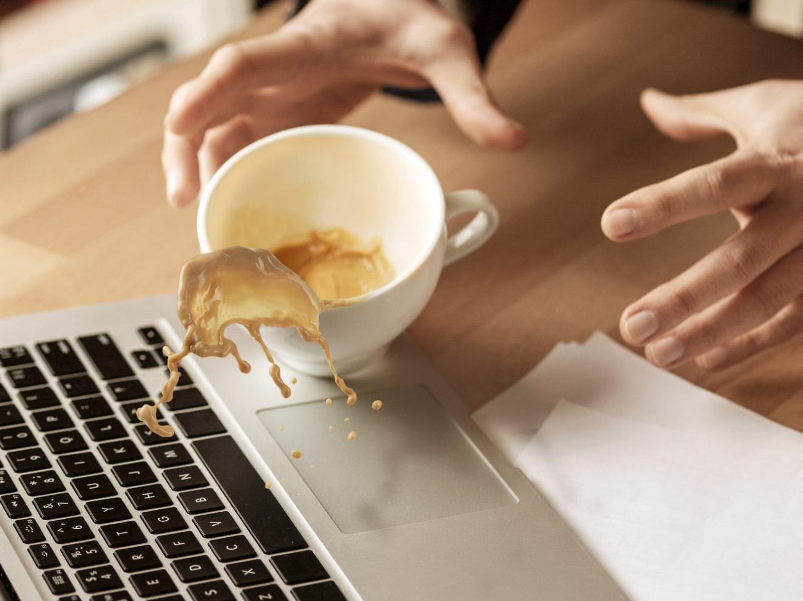 kaffee-auf-laptop-wie-rette-ich-mein-notebook-....jpeg