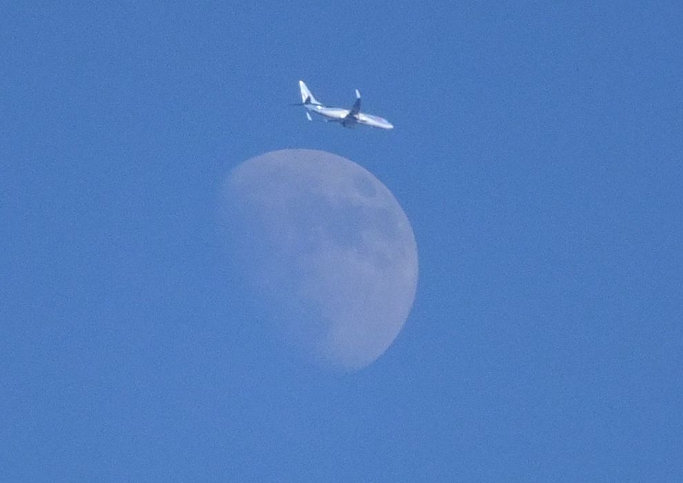 mond_mit_flugzeug_ganz.jpg