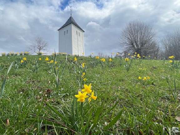 turm_mit_osterglocken.jpg