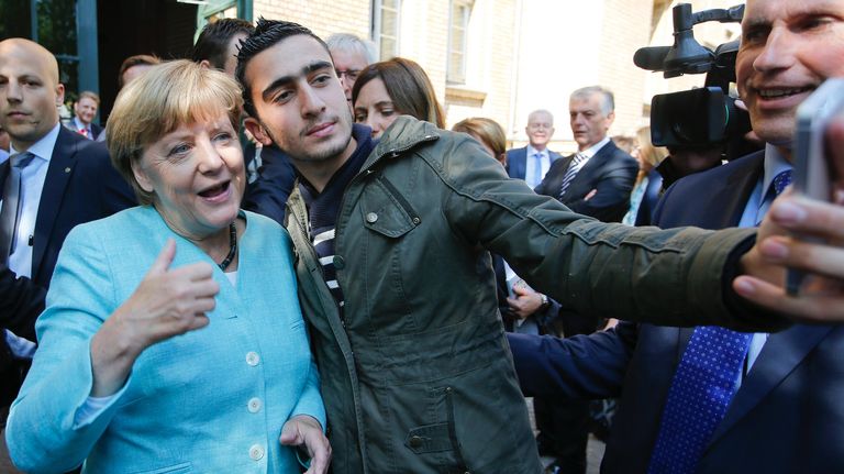 dieses-selfie-mit-anas-modamani-und-angela-....jpg