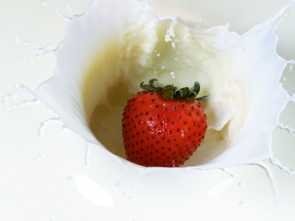 strawberry_in_milk_9462_1024_768.jpg