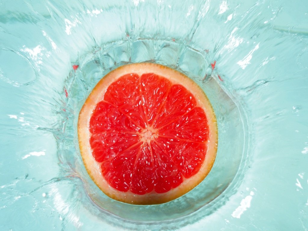 red_orange_slice_in_water_9206_1024_768.jpg