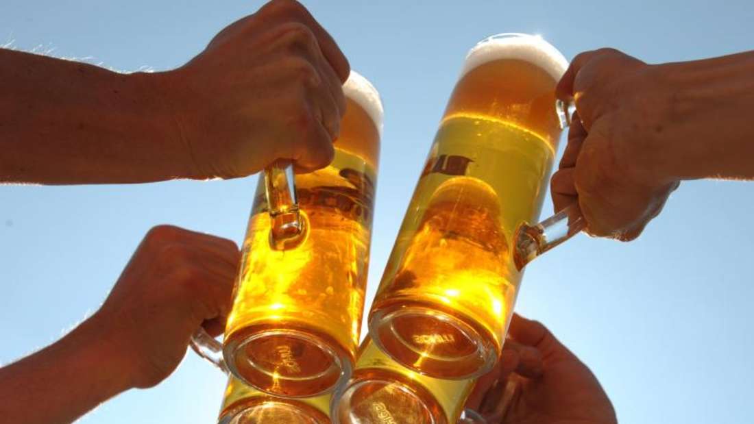 4726793-bei-einem-bier-in-froehlicher-runde-....jpg