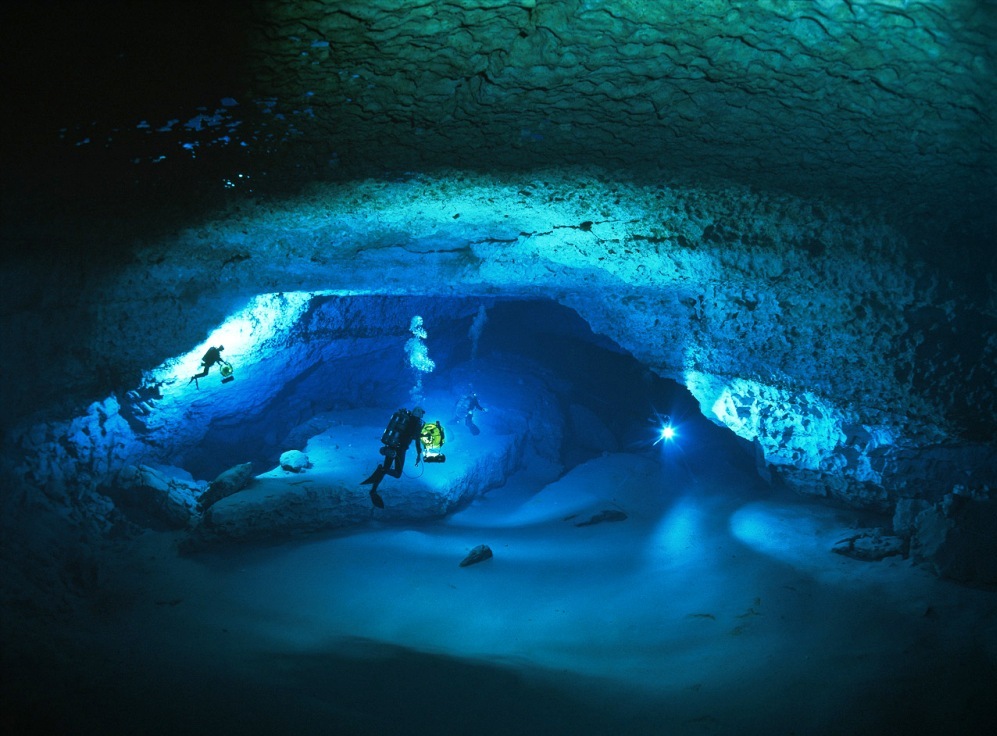 cave-diving-521196-xl.jpg