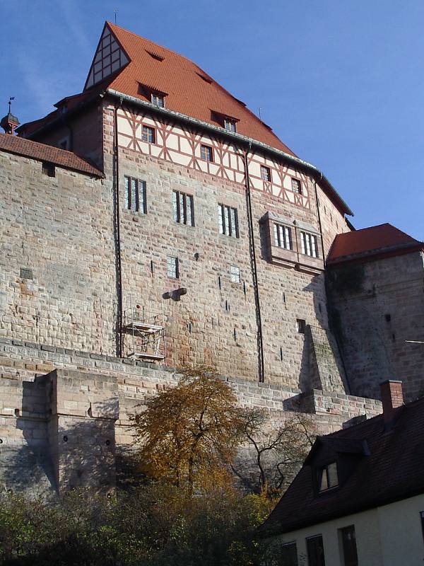 cadolzburg-burg-wseite-gesamt-v-w.jpg