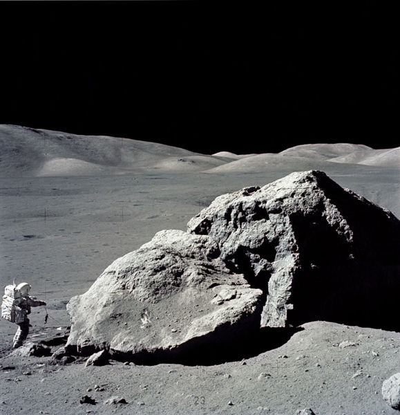 579px-moon-apollo17-schmitt_boulder.jpg