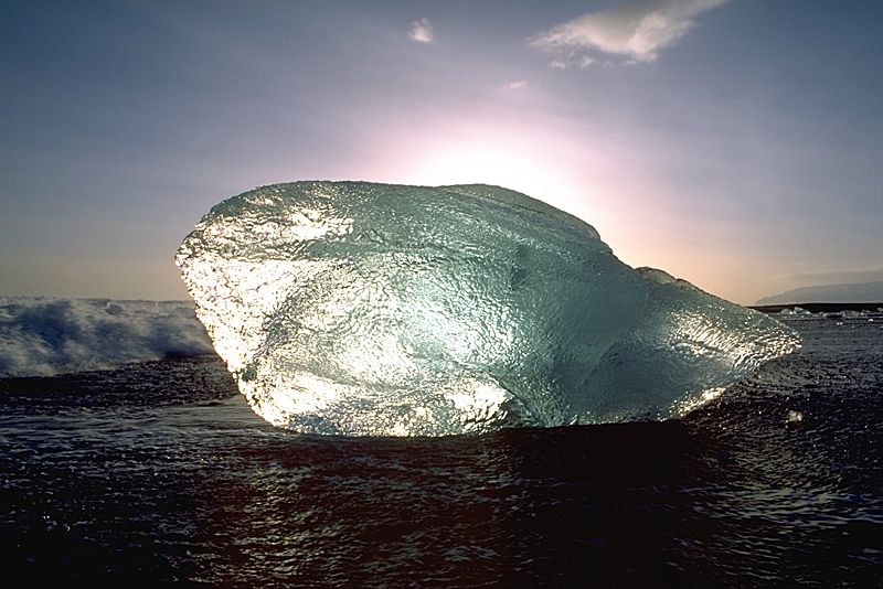 800px-iceblocknearjoekullsarlon.jpg