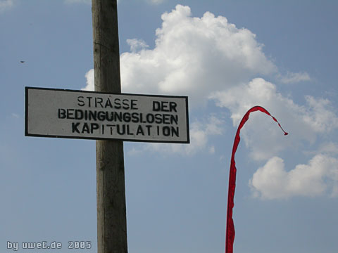 strassenschild_der_bedingungslosen_kapitulation.jpg