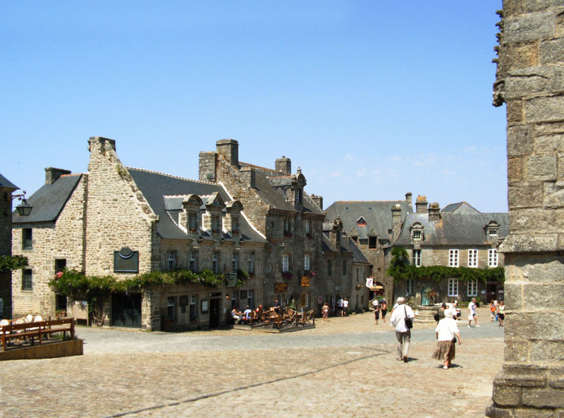 800px-bretagne_finistere_locronan_2005_010.jpg