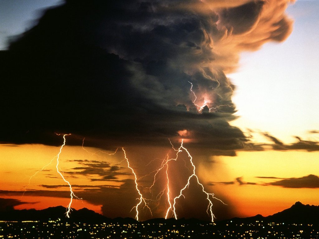 lightning_storm_over_city_lights_7706_1024_7....jpg