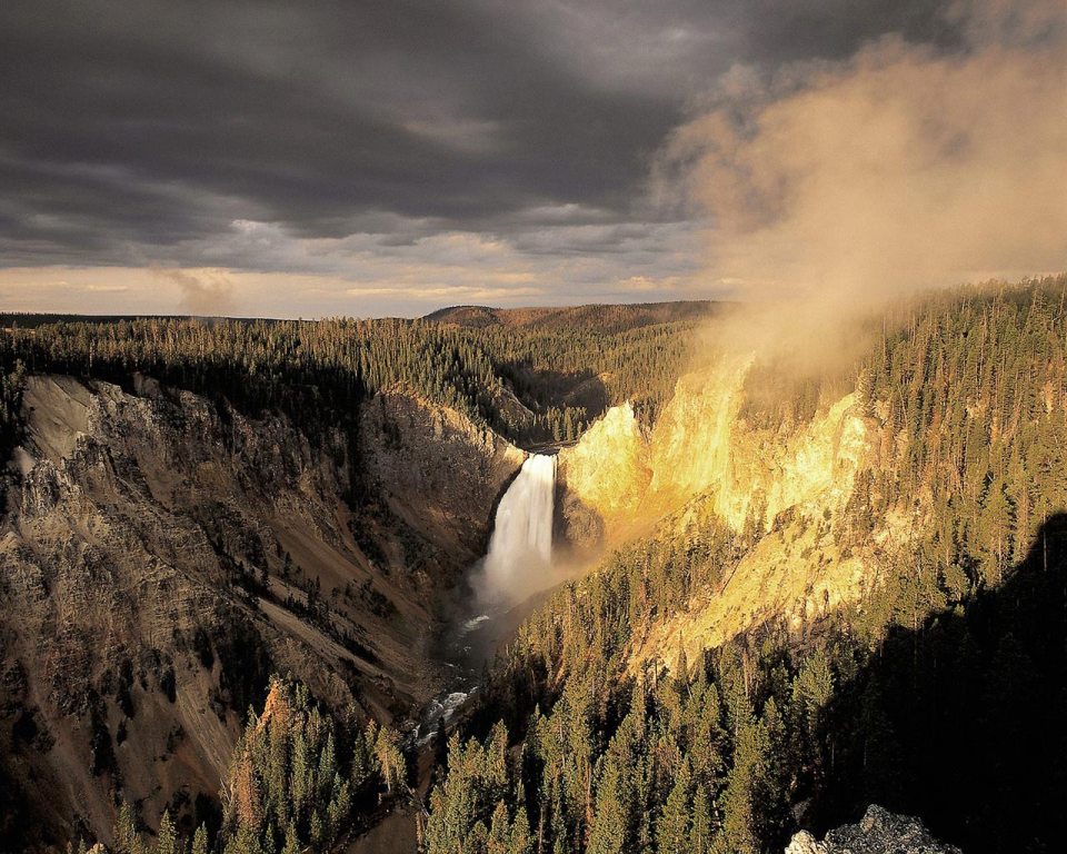 yellowstone_national_park_2c_wyoming_2c_usa.jpg