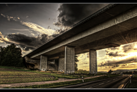 platz_47__autobahnbruecke_-....jpg