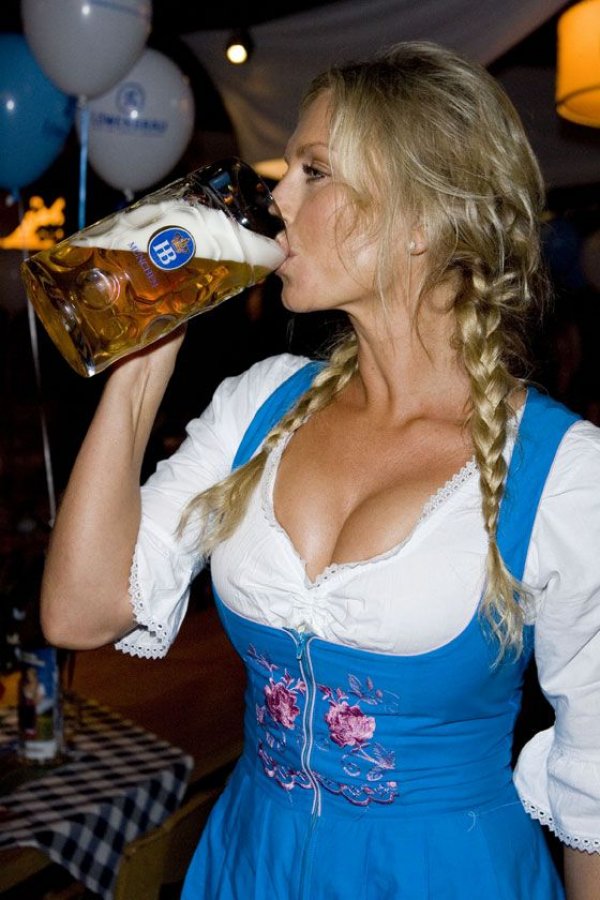 oktoberfest_20girls_20(10).jpg