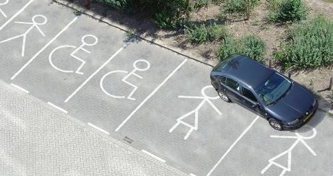 auto-quer-auf-frauenparkplatz.jpg