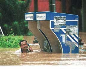 telefonzelle-hochwasser-ueberschwemmung.jpg