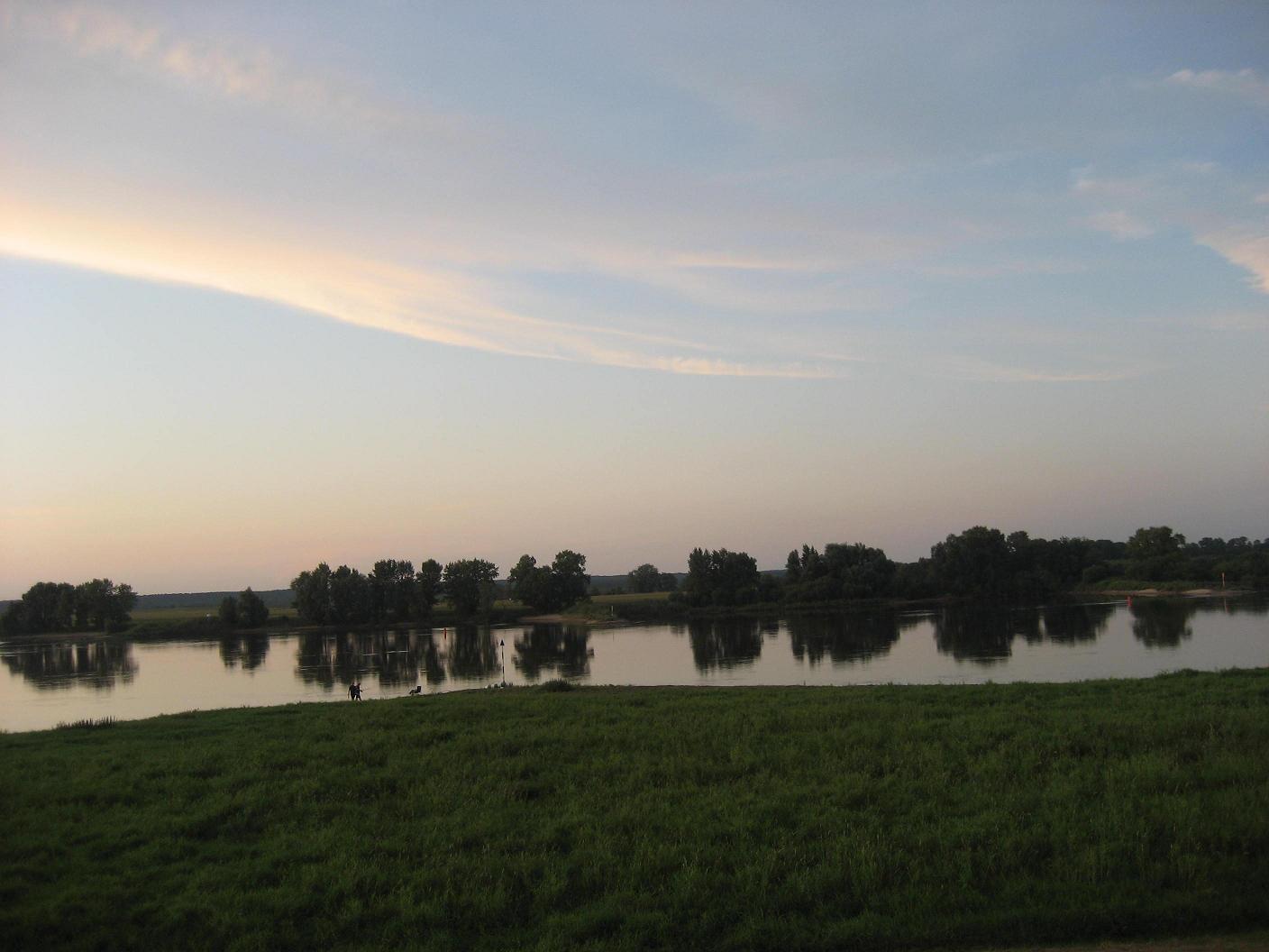 frauen_vor_flusslandschaft_gr.jpg