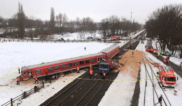 zugunglueck-bei-braunschweig-weil-ein-lkw-....jpg