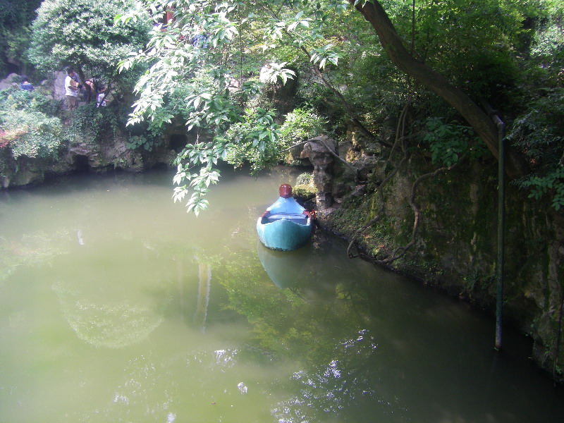 blaues_boot_im_teich.jpg