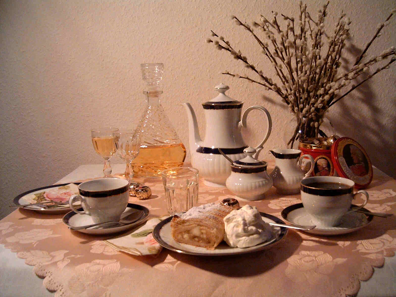 kleinejause-danachapfelstrudelmitkaffee.jpg