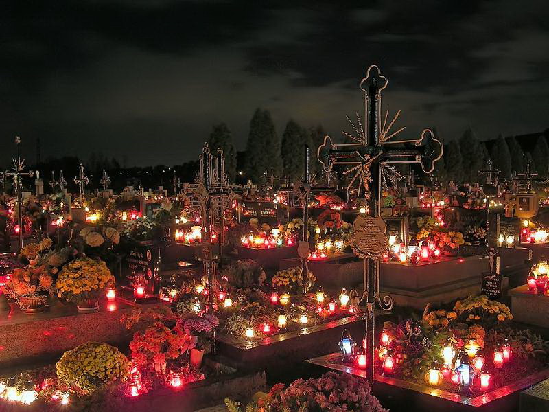 -geschmuecker_friedhof_bei_nacht.jpg