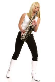 saxophonistin-groovt-fur-brehnaer-kloster-kirche.jpg