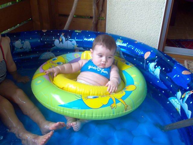 Baby_im_Pool.jpg