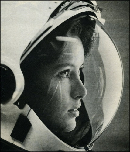 astronaut-cosmo-dream-girl-kosmos-kosmoss-....jpg