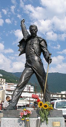 220px-freddy_mercury_statue_montreux.jpg