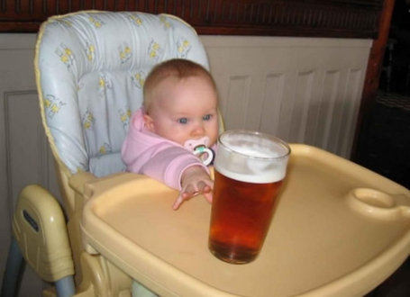 Baby_mit_Bierglas.jpg