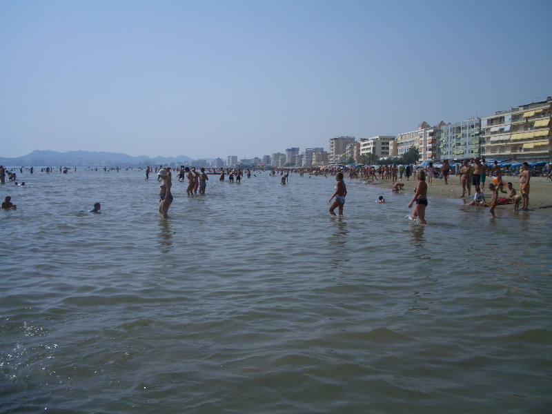 durres_17_km_sandstrand-massenbetrieb.jpg