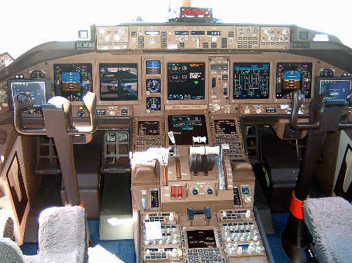 B777_cockpit_2_klein.jpg