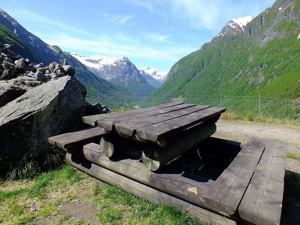 bank_aus_holz_in_norwegen.jpg