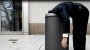 Kopfstand im Müll: Was einen Künstler in die Mülltonne treibt - SPIEGEL ONLINE