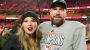 NFL: Travis Kelce, Freund von Taylor Swift, setzt seine Karriere fort - DER SPIEGEL